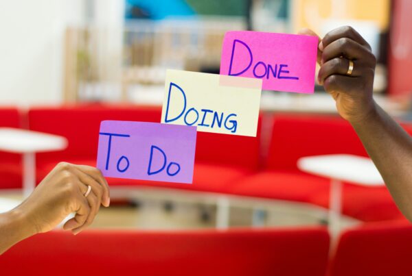Image gestion de projet avec post-it do/doing/done